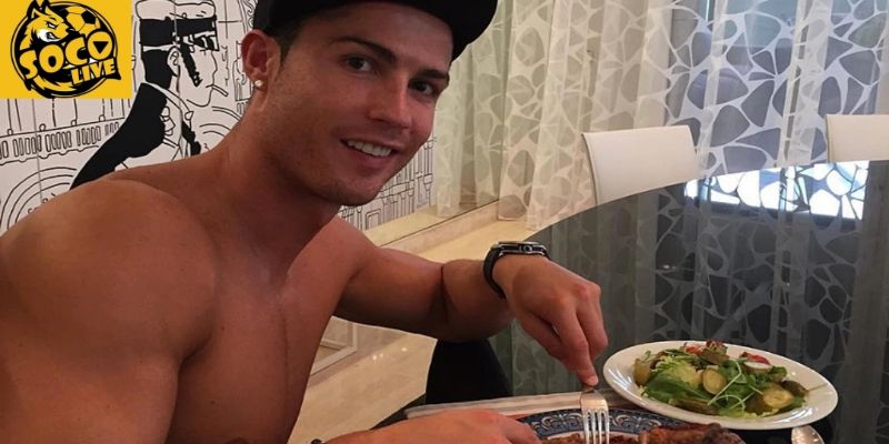 Ronaldo luôn mang theo bình nước để duy trì độ ẩm và năng lượng cho cơ thể