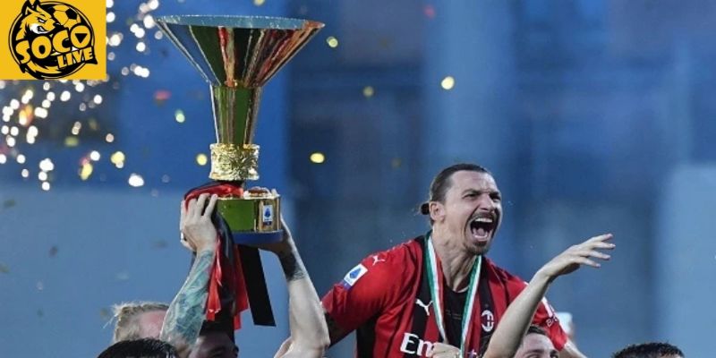 Khoảnh khắc Ibrahimovic nâng cao danh hiệu vô địch cùng đồng đội tại Serie A