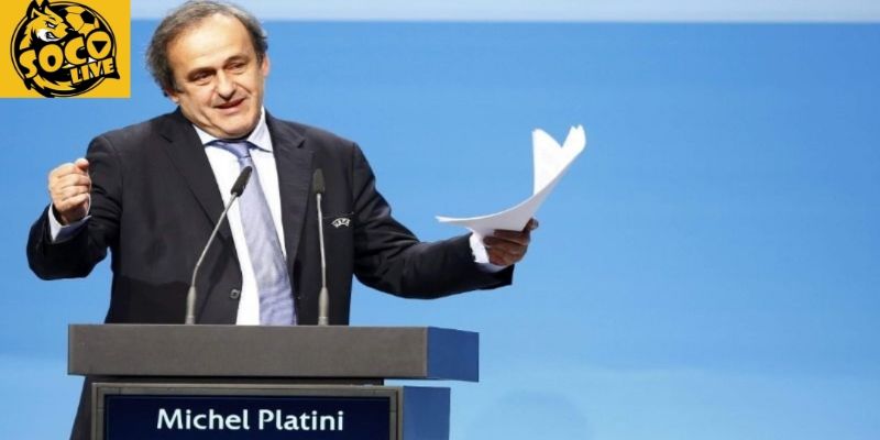 Luật Cân Bằng Tài Chính Trong Bóng Đá – Thế Cân Bằng Cho Sân Chơi 4 Các chuyên gia tài chính đang phân tích báo cáo chi tiêu của các câu lạc bộ lớn